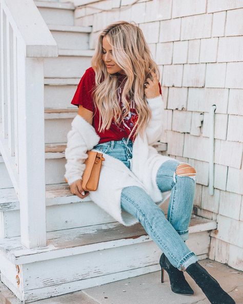 Jenn Jackson on Instagram: “All the Holiday vibes with the coziest cardi and a pop of red! 🎄❤️ We are going to Manhattan Beach for the Christmas fireworks tomorrow…” Jenn Jackson, Christmas Fireworks, Pop Of Red, Street Portrait, Holiday Vibes, Bella Dahl, Manhattan Beach, Street Style Winter, Work Outfits