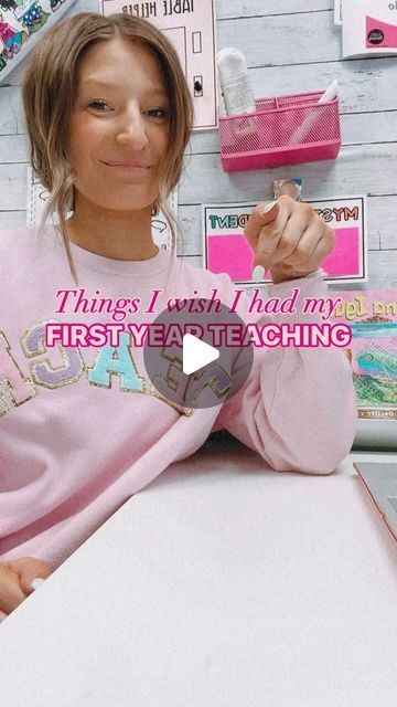 Lauren 👋🏽 LoLo Loves Learning on Instagram: "Things I wish I had my first year teaching ⬇️⬇️⬇️ 1. Small group caddy and teaching caddy! So helpful to have all my stuff in whatever spot it’s needed 2. Teacher Toolbox - all of my small things would be in random spots in my rolling cart or desk so I love that most goes in here!  3. Slides Clicker - this has been a game changer with my lightbulb lab slides and other slides I use throughout the day! I also let students use it and it’s super engaging! 4. Clip on Timer - so helpful for transitions or work time! Students know when it goes off they should be ready for the next thing 5. Classroom Lost and Found - I would find so many random materials or things and didn’t know where to put them! This solves that! 6. Ask Three Before Me Headband - t Lost And Found Classroom, Teacher Desk Decorations Ideas, Classroom Lost And Found, Teacher Caddy, Teacher Cart Ideas, Teacher Desk Setup, Three Before Me, Teacher Gadgets, First Year Teacher Must Haves