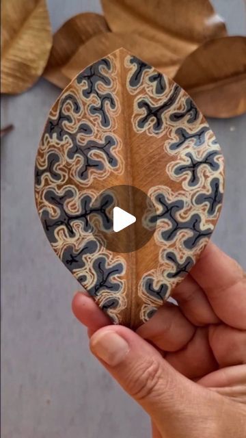 Instagram video by elena nuez • Aug 16, 2022 at 6:47 AM Dry Leaf Art, Palm Leaf Art, Modern Porch, Objects Art, Eco Print, Pressed Leaves, Nature's Bounty, Leaf Crafts, Dry Leaf