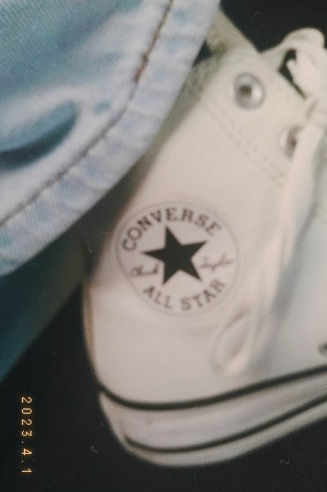 White converse all star branco All Star Converse Aesthetic, White Converse Aesthetic, All Star Aesthetic, Alexander Stewart, White Converse Outfits, Converse Aesthetic, All Stars Converse, Converse White, Outfits With Converse