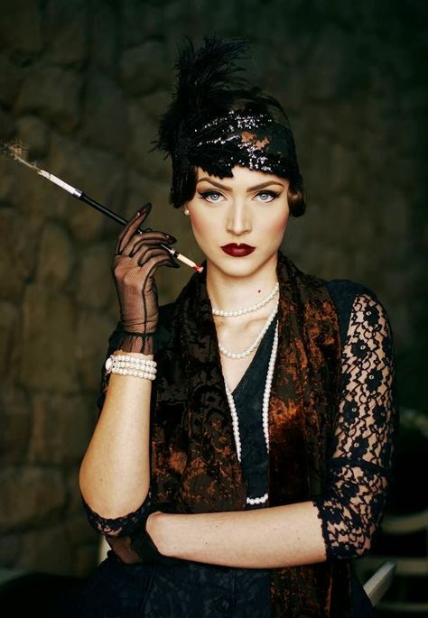 Dark 1920's Flapper Look by Nina and Muna Look Gatsby, 1920s Makeup, Style Année 20, 1920s Accessories, Idda Van Munster, Glamour Decor, 1920 Fashion, Jitterbug, Great Gatsby Party