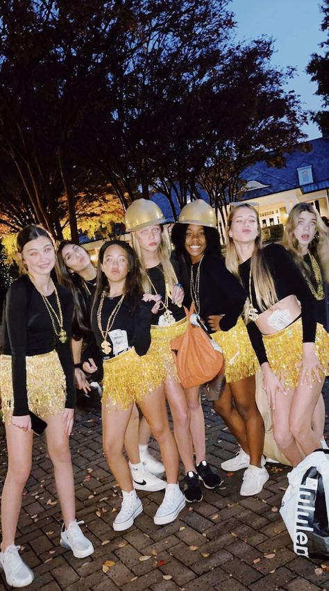 Golddigger Costume, Gold Digger Costume, Digger Costume, Preppy Halloween, Carnaval Outfit, Gold Diggers, Best Friend Halloween Costumes, Gold Digger, Group Halloween Costumes