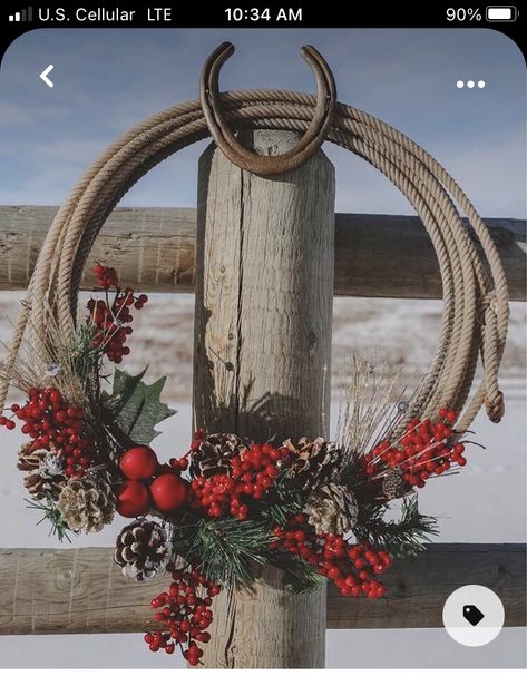 Christmas Ranch Decor, Horse Shoe Christmas Decor, Cowboy Christmas Centerpieces, Lasso Christmas Wreath, Cowboy Christmas Decorations Diy, Western Christmas Crafts, Western Christmas Wedding Ideas, Western Christmas Ideas, Christmas Rope Wreath