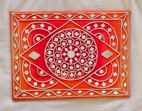 Lippan art is a Gujarat style. It is time consuming and hard but the result are amazing Lippan Art On Rectangle Board, Rectangular Lippan Art, Lip Pan Art, Rectangle Lippan Art, Lippon Art, Lipan Art, Table Painting, Quilling Flower Designs, Lippan Art