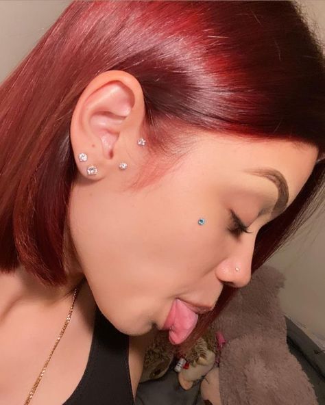 Baddie Piercings Ear, Side Burn Piercing, Pearcing Ideas, Cute Facial Piercings, Simple Vibes, Pretty Piercings, Girl Pfps, Cool Ear Piercings, Pretty Ear Piercings