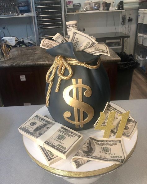 Money Bag Cake Tutorial, Money Cake Tutorial Step By Step, Money Birthday Cake For Men, Men Bday Cakes Ideas, Money Cake Ideas For Men, Money Theme Party Ideas, Money Cake Ideas, Money Bag Cake, Men Birthday Cakes