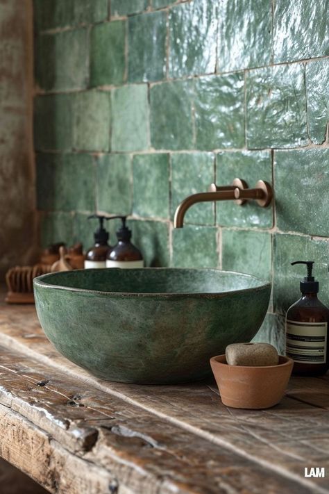 Green Bathroom Tile Ideas, Green Bathroom Tile, Baie Vintage, Outdated Bathroom, Green Tile Bathroom, Green Tiles, Bathroom Tile Ideas, Tile Trends, Tile Shower Ideas