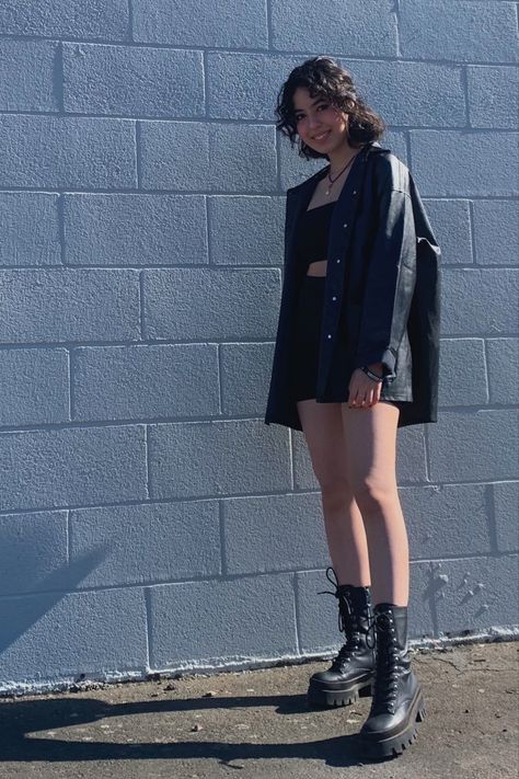 Black outfit Jean Jacket With Shorts, Black Jacket Outfit, Black Jean Jacket, Shorts Outfits, Black Jean, Outfit Black, Jacket Outfit, All Black Outfit, Black Outfit