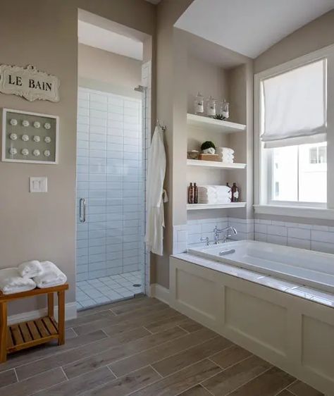 Picture of a mid century modern tan bathroom with tan walls, wood look tiles on the floor, built in shelves and white subway tiles Tan Bathroom, Wood Tile Bathroom, Tan Walls, Bathtub Walls, Bad Inspiration, Master Bath Remodel, Bathroom Windows, Upstairs Bathrooms, Trendy Bathroom