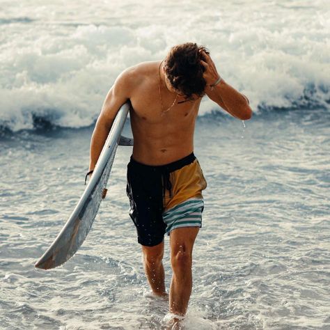 Rudy Pankow Surfing, Surf Guy Aesthetic, Male Surfer, Guy Surfing, Man Surfing, Surfer Dude Aesthetic, Surfing Aesthetic Boy, Surfer Boys Aesthetic, Surfer Aesthetic Guy