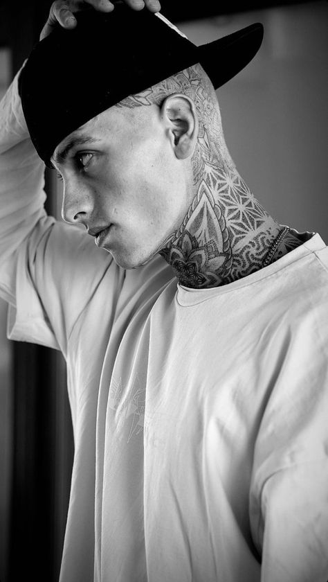 Jaw Line Tattoo Men, Chin Tattoo Men, Fabien Tietjen Tattoo, Man Neck Tattoo, Male Neck Tattoo, Geometric Neck Tattoo, Cool Neck Tattoos, Neck And Throat Tattoos Men, Full Neck Tattoo For Guys