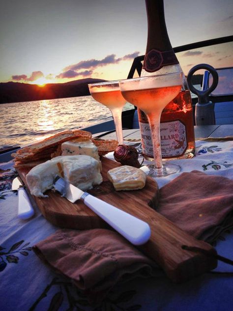 Picnic Inspiration, Perfect Picnic, Picnic Time, Wine Cheese, Yacht Charter, Boat Rental, Romantic Dinners, Sunset Pictures, Beach Picnic