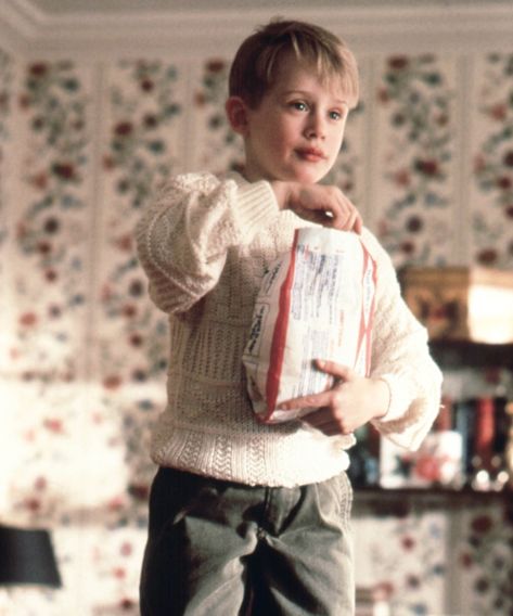 Kevin Home Alone, Kevin Mcallister, Home Alone 1990, Up The Movie, Kevin Mccallister, Home Alone Movie, 1990 Movies, Find My Friends, Best Christmas Movies