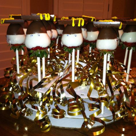 Graduation chocolate covered strawberries Graduation Chocolate, Fall Yummies, Dipped Fruit, Fruit Bouquets, Graduation Desserts, Chocolate Ideas, Graduation Party Foods, Party Things, Fruit Displays