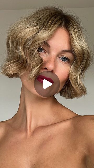 256K views · 9.1K likes | 💫 𝙻𝚘𝚞𝚒𝚜𝚊 𝙼𝚊𝚣𝚣𝚞𝚛𝚊𝚗𝚊 💫🔮 on Instagram: "Easy Waves for Short Hair 💖" Short Blonde Wavy Bob, Beach Wave Short Bob, Short Hair With Big Curls, Short Hair Hacks Videos, How To Create Waves In Short Hair, How To Use A Curling Iron On Short Hair, Bend Waves Short Hair, Heartless Waves Short Hair, Short Hair With Rollers