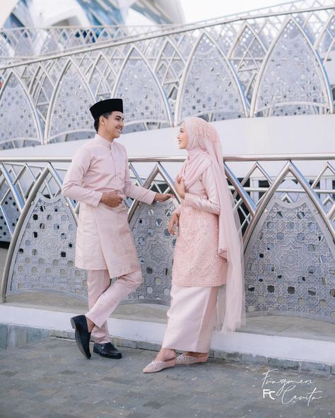 Ide pre-wedding menggunakan baju adat Melayu. Baju kurung. Pakaian tradisional Indonesia. Indonesia traditional attire. Pic from instagram: smara.house #culture #budaya #busana #clothes #clothing #costume Baju Kurung Melayu, Adat Melayu, Indonesia Traditional, Foto Prewedding, Gown Inspiration, Traditional Attire, One Set, From Instagram, Pre Wedding