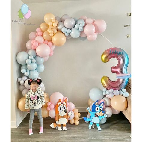 Balloon Circle Arch Birthday, Bluey Balloon Arch Girl, Bluey Balloon Decoration, Bluey Balloon Garland Ideas, Party Arch Backdrop, Circle Balloon Arch, Fiesta Bluey, Belle Birthday Party