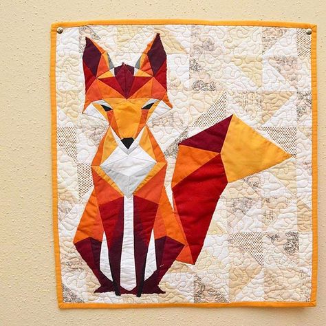 What does the quilted fox say? 🐺😍 #quiltsofinstagram #Repost @westandarrowquilts ・・・ Putting the label on my #superfancyfox #miniquilt for the #sewmystashminiquiltswap with #stashsewerteamleasa. I just had to post a picture before I sent it out. But I can't WAIT to see your face when you get this, partner. Promise me you will take a picture....of your face. Please?  #fancyfoxquilt #foxquilt #quiltsofinstagram Arrow Quilt, Fox Quilt, Paper Pieced Quilt Patterns, Quilt Modernen, Childrens Quilts, Miniature Quilts, Patch Aplique, Animal Quilts, Quilt Baby