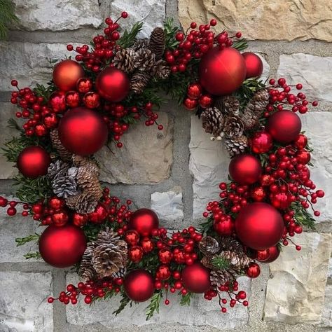 Dollar Tree Diy Christmas, Red Christmas Wreath, Diy Christmas Wreaths Ideas, Holiday Wreaths Christmas, Christmas Wreaths Ideas, Christmas Wreaths Diy Easy, Ribbon Diy, Diy Christmas Wreaths, Christmas Floral Arrangements