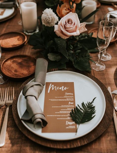 Tropical Boho Wedding, Menu Vintage, Tropical Boho, Wedding Reception Ideas, Rustic Wedding Reception, Vintage Details, Boho Wedding Decorations, Wedding Reception Tables, Wedding Table Decorations