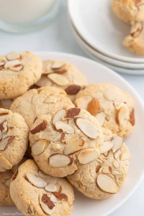 A white plate with almond cookies. Chunky Chocolate Chip Cookies, Pumpkin Cheesecake Brownies, Crunch Cookies, Almond Crunch, Holiday Cookie Exchange, Almond Croissant, Almond Paste, Tea Cookies, Cookie Calories