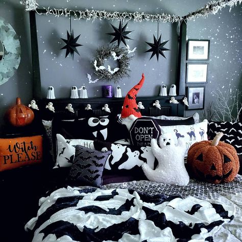 Halloween Bedroom Aesthetic, Halloween Bedroom Decor, Fall Bedroom Decor, Halloween Bedroom, Spooky Home Decor, Casa Halloween, Design Your Bedroom, Halloween Room Decor, Diy Halloween Decor