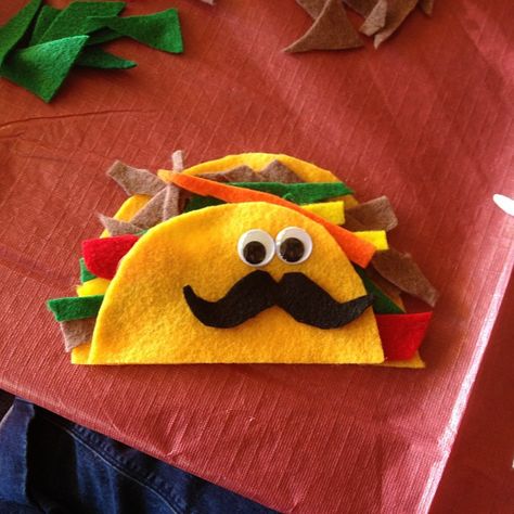 Taco Craft, Taco Crafts, Book Report Projects, Elf Ideas Easy, Dragons Love Tacos, Geek Diy, K Crafts, Mexican Christmas, Taco Party