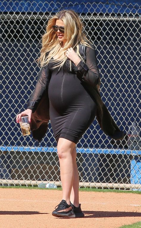 Khloe Kardashian Pregnant, Khloe House, Kardashian Casual Outfit, Kardashian Pregnant, Khloe Kardashian Outfits, Khole Kardashian, Khloe Kardashian Style, Kardashian Show, Famous Sisters