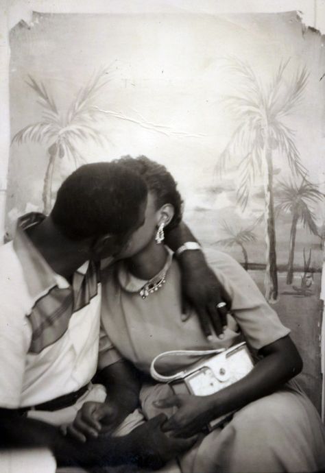 CultureSOUL: The African American Couples - c. 1920s-1950s  Vintage black love. Couples Vintage, Couple Noir, African American Couples, African Love, Vintage Kiss, Vintage Couples, Vintage Black Glamour, Black Photography, Black Love Couples