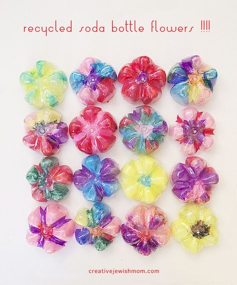 Flowers Made From Recycled Materials, Soda Bottle Crafts, Water Bottle Flowers, Water Bottle Crafts, Bottle Flowers, Recycling Crafts, Art Docent, Plastic Bottle Flowers, Plastic Bottle Art