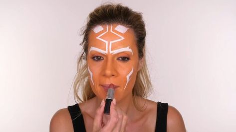 This is a guide on an Ahsoka Tano makeup look. Follow along with this Ahsoka Tano makeup tutorial to create an awesome look for Halloween. Ahsoka Tano Makeup Tutorial, Ahsoka Tano Makeup, Asoka Trend, Dental Flossing, White Face Paint, Bald Cap, Black Eyeliner Pencil, Orange Eyeshadow, Tubing Mascara