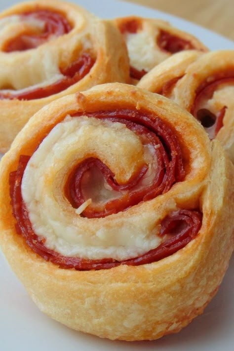 Pizza Pinwheels | "I've made this like 5 times for parties/pot luck. Always a hit." #allrecipes #snacks #snackrecipes #recipes Pepperoni Pizza Twists, Pepperoni Rolls With Pizza Dough, Pizza Pinwheels Crescent Rolls, Hello Yummy, Pepperoni Pinwheels, Pinwheel Wraps, Bubble Pizza, Taco Mexican, Pizza Pinwheels