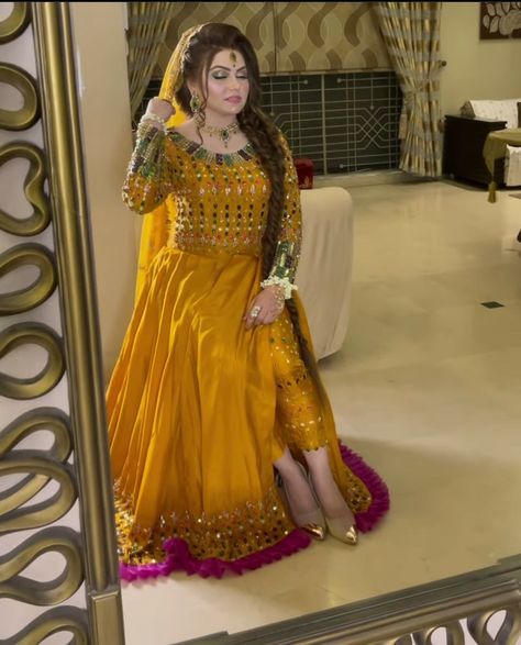 Mehandi outfit Mehndi Bride Outfit, Mehndi Dress Ideas, Mehndi Dress Designs, Mayon Dress, Mehendi Brides, Nikah Ideas, Shadi Decor, Mehndi Inspiration, Mehandi Outfit