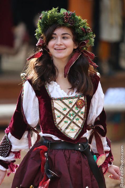 Highland Fling, Fest Ideas, Elizabethan Fashion, Medieval Dresses, Celtic Christmas, Ren Faire Outfits, Ren Faire Costume, Historical Clothes, Medieval Woman