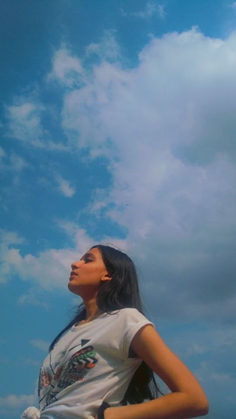 Photo by suhaniiperiwal | VSCO | http://vsco.co/vsco Terrace Picture Poses, Terrace Photo Poses, Poses On Terrace, Terrace Photoshoot Ideas, Terrace Photoshoot, Terrace Photo, Story Insta, Stylish Photo, Photos Inspo