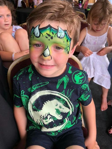 Dinasour Makeup Halloween, Triceratops Face Paint, Boy Face Painting Ideas, Dino Face Paint Easy, Face Painting Ideas For Kids Boys, Dinosaur Face Paint Easy, Boys Face Painting Ideas, Face Painting Boys, Dino Face Paint