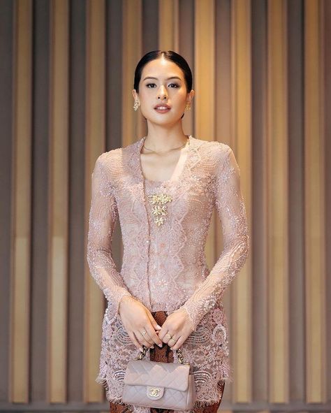 Kebaya Bridesmaid, Dress Brokat Modern, Model Dress Kebaya, Kebaya Lace, Batik Dress Modern, Kebaya Wedding, Kebaya Modern Dress, Modern Kebaya, Batik Kebaya