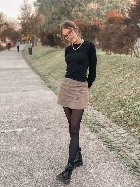 Womens Outfits With Tights, Brown Skirt With Tights, Brown Skirt With Black Tights, Short Skirts With Tights, Gray Plaid Skirt Outfit, Cordory Skirt Outfit, Cute Museum Outfits, Skirt And Tights Outfit Winter, Tights And Skirt Outfit