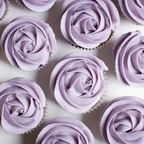 Lilac rose cupcakes by la_tana_dei_dolci, via Flickr Lilac Cupcakes Wedding, Lilac Cupcakes Lavender, Purple Rose Cupcakes, Pastel Purple Cupcakes, Lilac Cake Aesthetic, Light Purple Cupcakes, Cupcakes Lila, Purple Cupcakes Ideas, Lilac Birthday Party Ideas