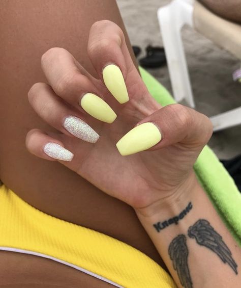 Pastel yellow with silver glitter Yellow Nails Design Glitter, Light Yellow Nails Designs, Yellow And Silver Nails, Pastel Yellow Nails Design, Yellow Nails With Glitter, White And Yellow Nails, Pastal Nails, Yellow And White Nails, Nail Designs Yellow