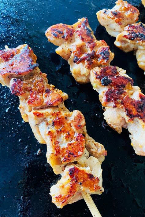 chicken skewers Blackstone Chicken Recipes, Chicken On Skewers, Blackstone Chicken, Hibachi Recipes, Griddle Cooking Recipes, Teriyaki Chicken Skewers, Outdoor Cooking Recipes, Best Cooking Oil, Blackstone Grill