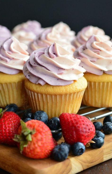 Marble Frosting, Berry Cupcakes, Blueberry Filling, Blueberry Cupcakes, Filled Cupcakes, Cupcake Flavors, Strawberry Cupcakes, Easy Strawberry, Köstliche Desserts