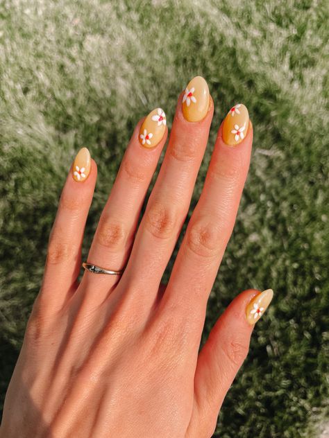 Daisy Yellow Nails, Yellow Daisy Nails, Yellow Nails With White Flowers, Yellow Flower Nail Designs, Yellow Nails With Flowers, Yellow Floral Nails, Yellow Flower Nails, Yellow White Daisy Nails, Yellow Spring Nails