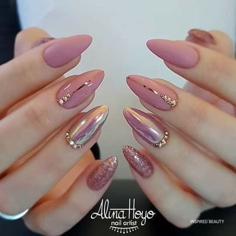 glitter nail art Soft Pink Nails, Glitter Champagne, Nude Nail, Nude Nail Designs, Champagne Pink, Nails Design With Rhinestones, Black Minimalist, Almond Shape Nails, Super Nails