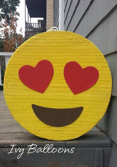 Piñata de emoji Circle Pinata Ideas, Emoji Decorations Birthday Parties, Emoji Pinata, Unicorn Pinata, Tie Dye Party, Pinata Party, Heart Emoji, Emoji Party, Carnival Games