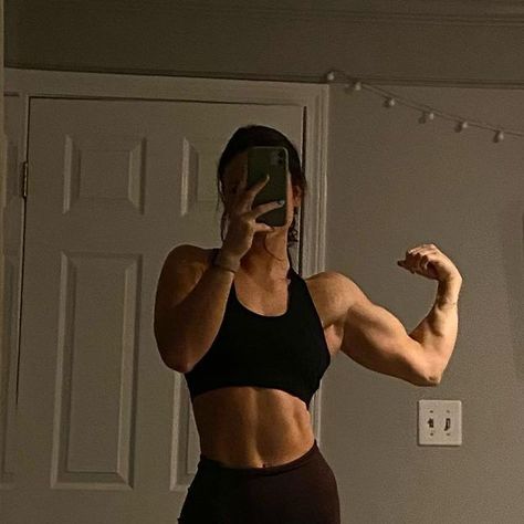 Melanie Stewart on Instagram: "Um hello forearm   #femalebodybuilding #workoutmotivation #strengthtraining #forearmfriday #flexfriday #finallyfriday #whateverfriday" Strong Women Body, Fittnes Girl, Gym Body Women, Body Building Women Workout, Buff Girls, Gym Body Goals, Muscular Woman, Body Aesthetics, Summer Body Workout Plan