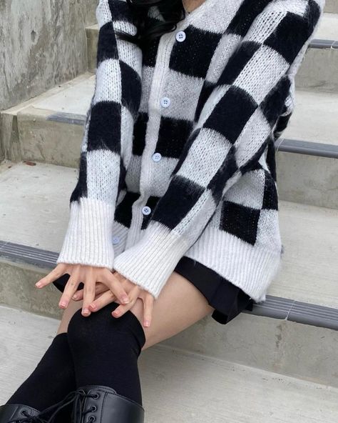 Aesthetic Plush, White Cardigan Sweater, Black And White Cardigan, Blouse Tops Designs, Cardigan Y2k, White Sweater Cardigan, Black And White Cardigans, Spring Hoodie, Elegant Mini Dress