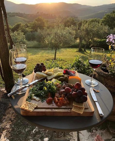 Picnic Date, Snacks Für Party, Wine And Dine, Umbria, Pretty Food, Aesthetic Food, Wine Tasting, Tuscany, Sake