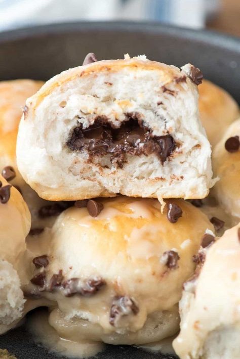 These  Chocolate Biscuit Bombs are like the best chocolate danish ever! Only 2 ingredients, they bake up fast; they're the perfect brunch or dessert recipe. Chocolate Danish, Grand Biscuit Recipes, Bakery Breakfast, Cheesy Breakfast, Cookie Brownie, Bakery Goods, Fried Dessert, Pillsbury Biscuits, Brownie Pie