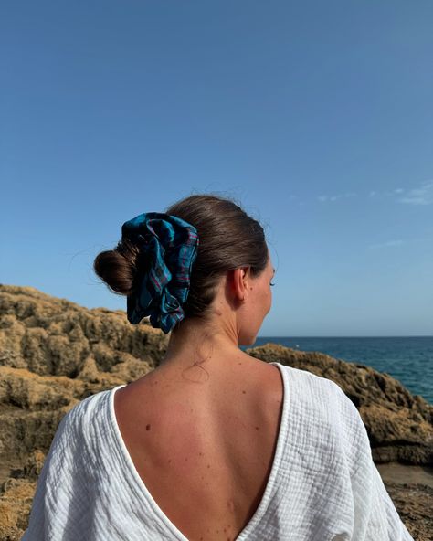 Scrunchie Giganti in Tartan Blue 🐬 #summeraccessories #silkscrunchie #xxlscrunchie #studiopaulundtoni Jumbo Scrunchie Hairstyles, Scrunchie Styles, Scrunchie Hairstyles, Scrunchies, Tartan, Hair Accessories, Hairstyles, Hair Styles, Hair